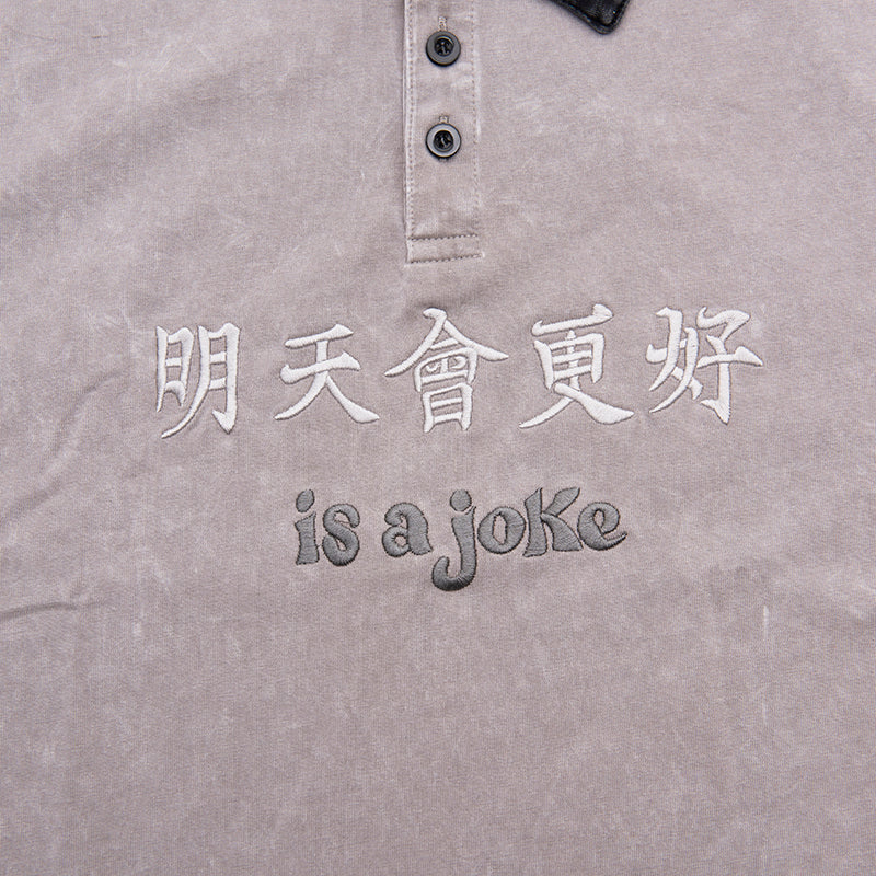明天會更好 is a joke poloshirt washed grey